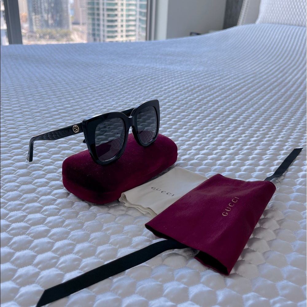 Gucci sunglasses black gold GG classy 🕶 😎 🐝